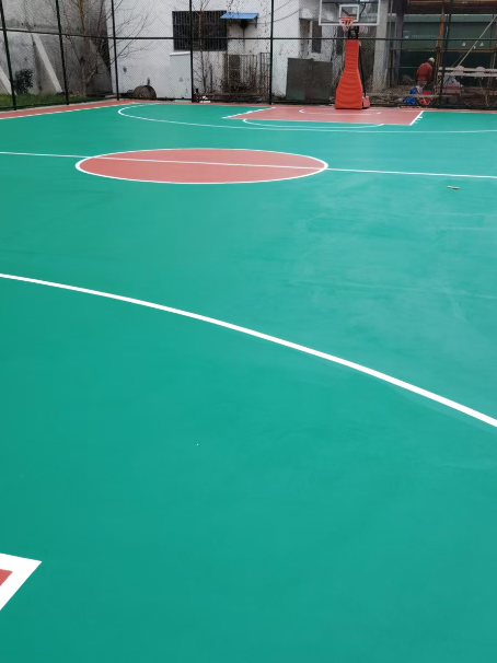 三才镇 球场长期使用易出现地面开裂